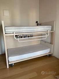 Letto a castello con cassettoni a gradini.