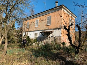 Villa da ristrutturare su due livelli e giardino