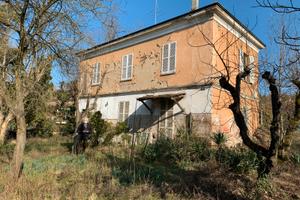 Villa da ristrutturare su due livelli e giardino
