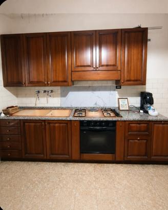 cucina in legno massello e marmo 