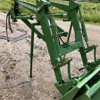 Caricatore frontale per trattore frutteto vigneto