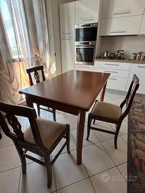 Tavolo in legno da pranzo con sedie