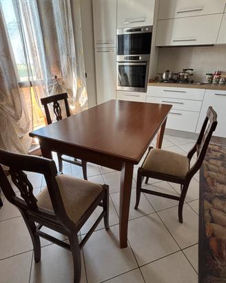 Tavolo in legno da pranzo con sedie