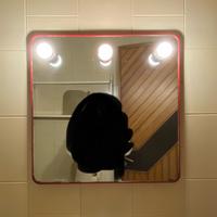 Specchio rosso con attacco lampadine