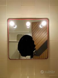 Specchio rosso con attacco lampadine