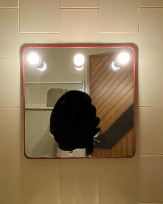 Specchio rosso con attacco lampadine
