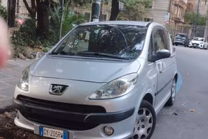 Peugeot 1007 grigia anno 2007