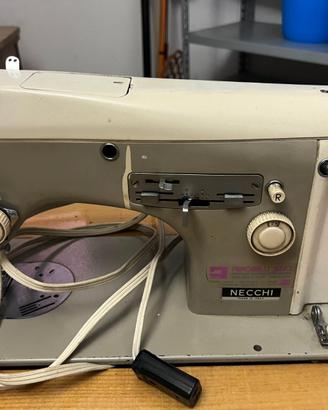 Macchina da cucire Necchi 529