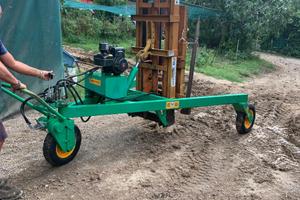 Muletto carica fieno a motore