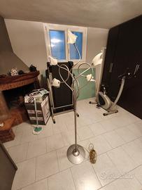 lampada a stelo con foglie illuminate