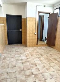 Ampio locale commerciale con doppia vetrina fronte