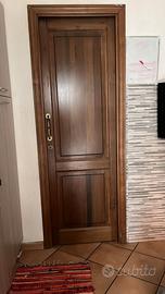 porte e scrigno in legno d'artigianato