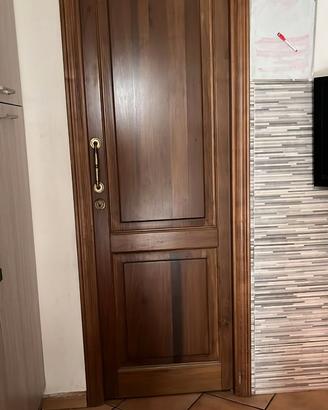 porte e scrigno in legno d'artigianato