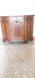 Piccola credenza in stile