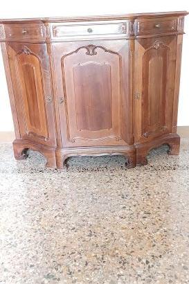 Piccola credenza in stile
