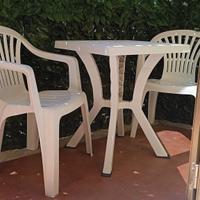 tavolino con sedie 