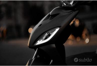 Scuter elettrico con pedalata assistita moto bici