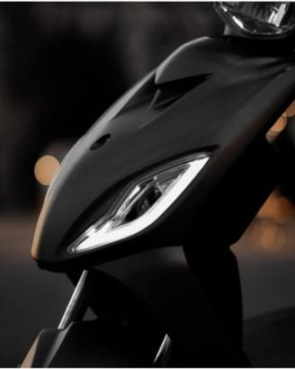 Scuter elettrico con pedalata assistita moto bici