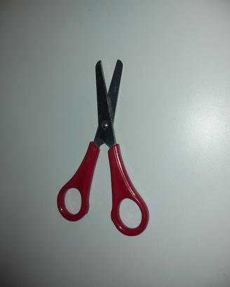 Forbici rosse con lama in acciaio