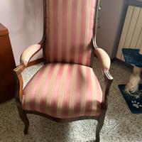 2 poltrone in tessuto con braccioli imbottiti