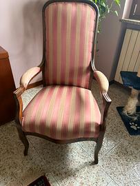 2 poltrone in tessuto con braccioli imbottiti
