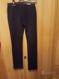 Pantalone modello aderente 