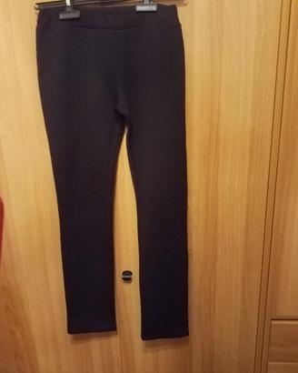 Pantalone modello aderente 