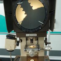 Proiettore di profili Mitutoyo modello PJ-250C