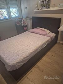 Letto a cassettone e armadio