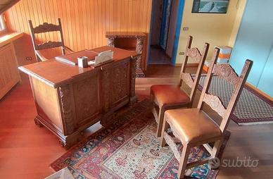 Scrivania con sedie e consolle