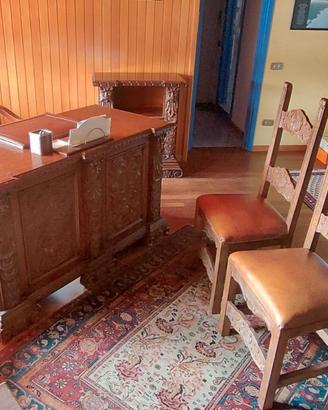 Scrivania con sedie e consolle