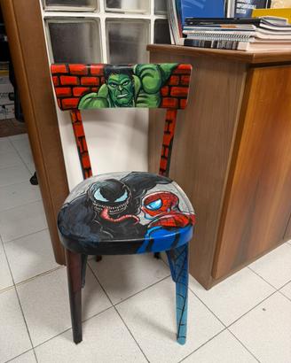 Sedia di legno dipinta interamente a mano