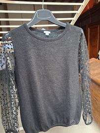 maglia nera con maniche in tulle