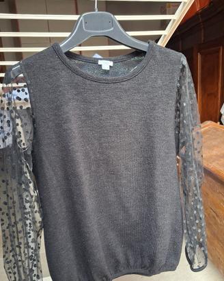 maglia nera con maniche in tulle