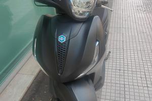 Piaggio Beverly 400 HPE Deep black 1.200 km !!