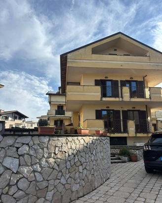 Villa di 415 m² con più di 5 locali a Giugliano in