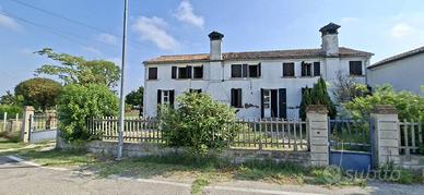 Rustico / Casale di 252 m² con più di 5 locali e b
