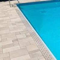 Griglie sfioro piscina in gres porcellanato