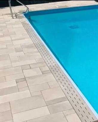 Griglie sfioro piscina in gres porcellanato