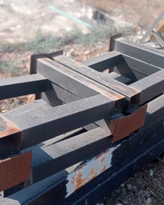 Carpenteria e tubi in ferro 