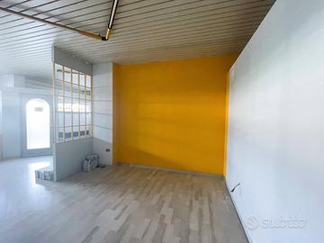 Ampio locale commerciale con 3 vetrine posizione s