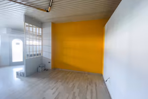 Ampio locale commerciale con 3 vetrine posizione s