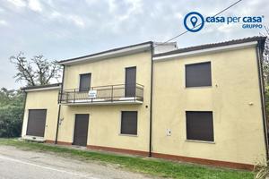 Immobile residenziale con due appartamenti e labor