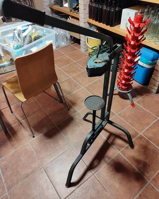 Attrezzo tappa bottiglie per tappi in sughero