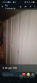 armadio in legno chiaro