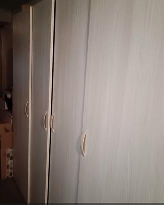 armadio in legno chiaro