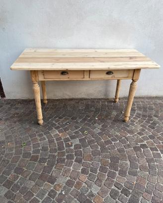 Vecchio tavolo da cucina