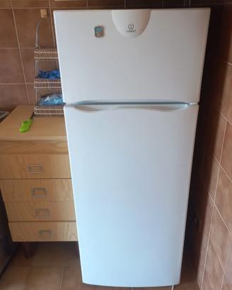 Frigo Indesit con freezer