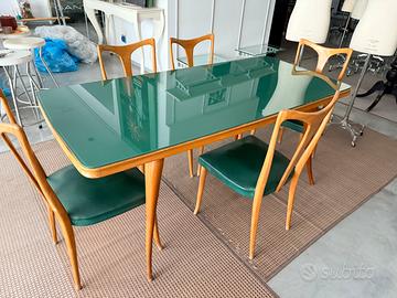 Tavolo in legno anni 60 con sedie