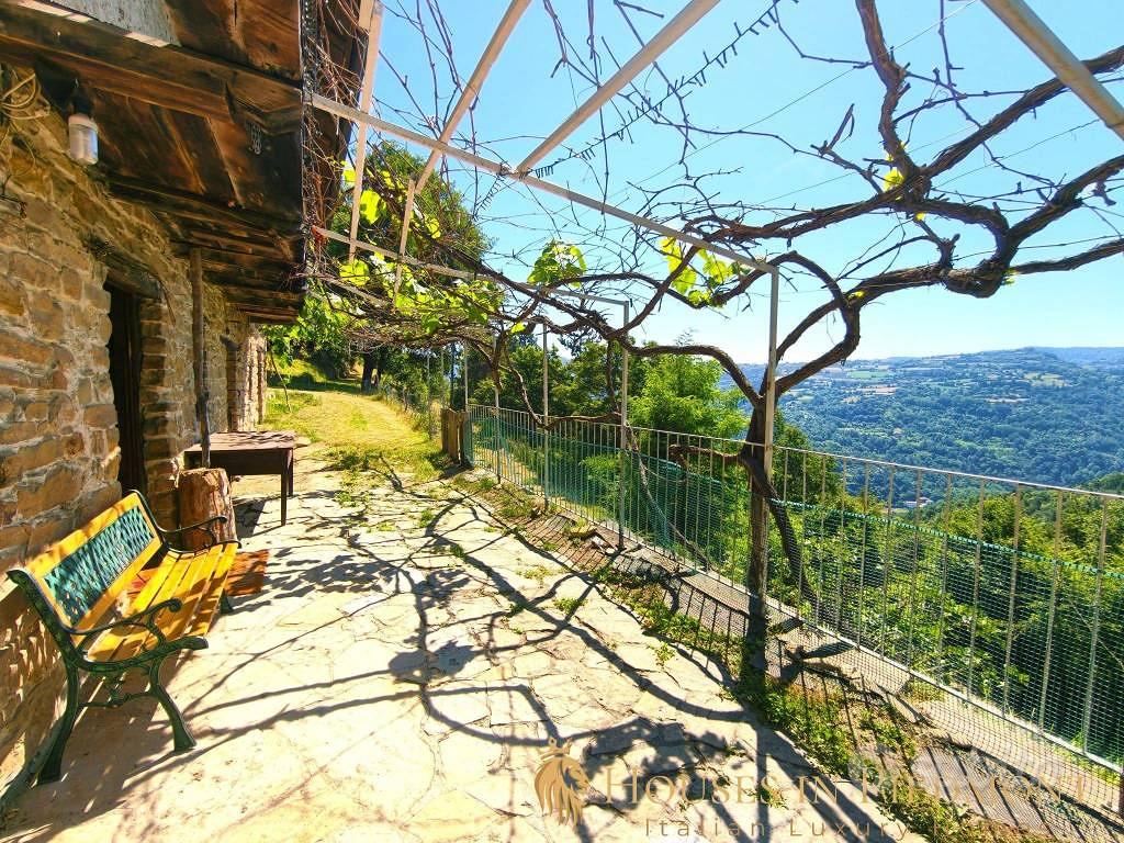 Rustico / Casale di 400 m² con più di 5 locali a G - Altro